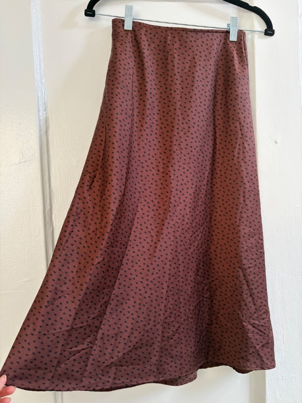 Flowy, satin-like brown skirt with black dots - Picture 2 of 3